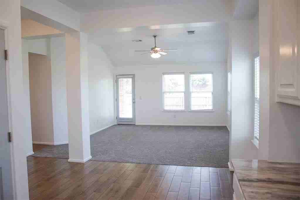 10601 Nw 20th St - Photo 7 of 21