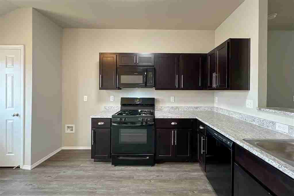 4301 Driftwood Dr - Photo 5 of 25