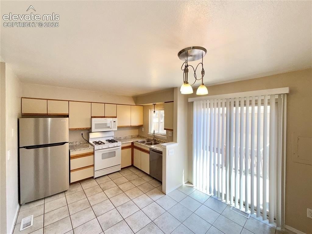 8084 Lexington Park Dr - Photo 6 of 14