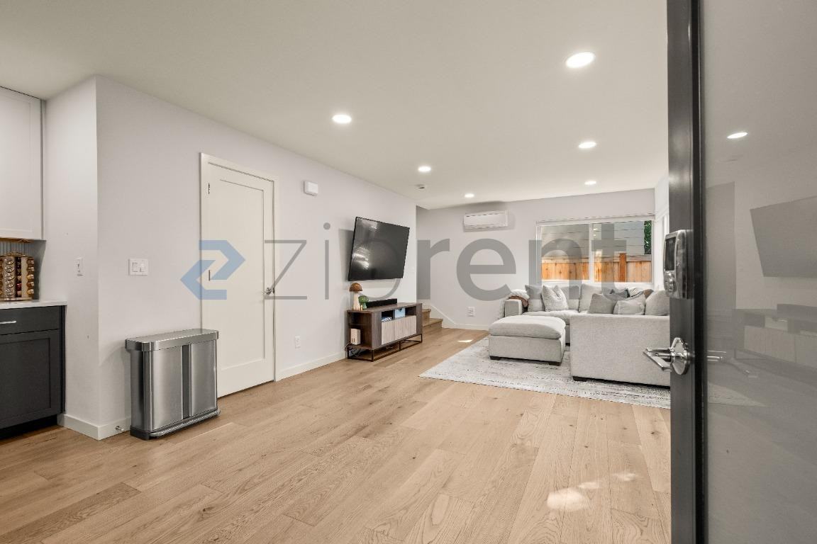 4028 5th Ave Ne - Photo 4 of 20