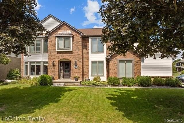 2700 Broadmoor Dr - Photo 2 of 34