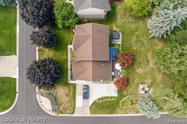 2700 Broadmoor Dr - Photo 3 of 34