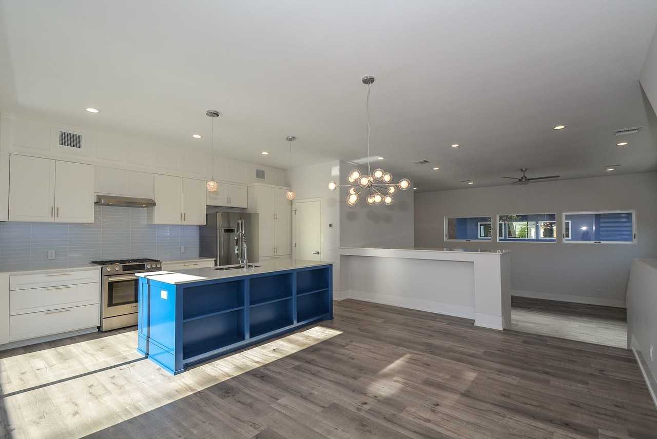 1905 Oakdale St - Photo 5 of 14