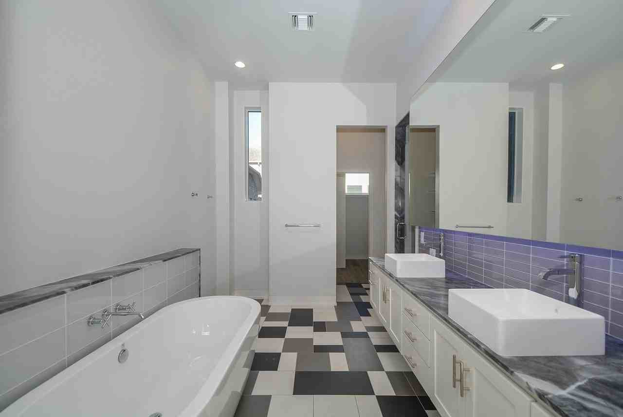 1905 Oakdale St - Photo 7 of 14