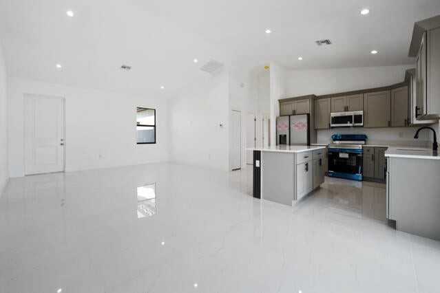 2458 Nw 9th Ter - Photo 7 of 35