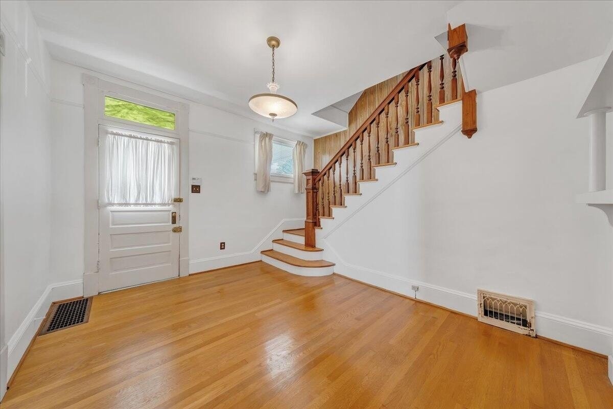 733 Murray Ave Se - Photo 2 of 18