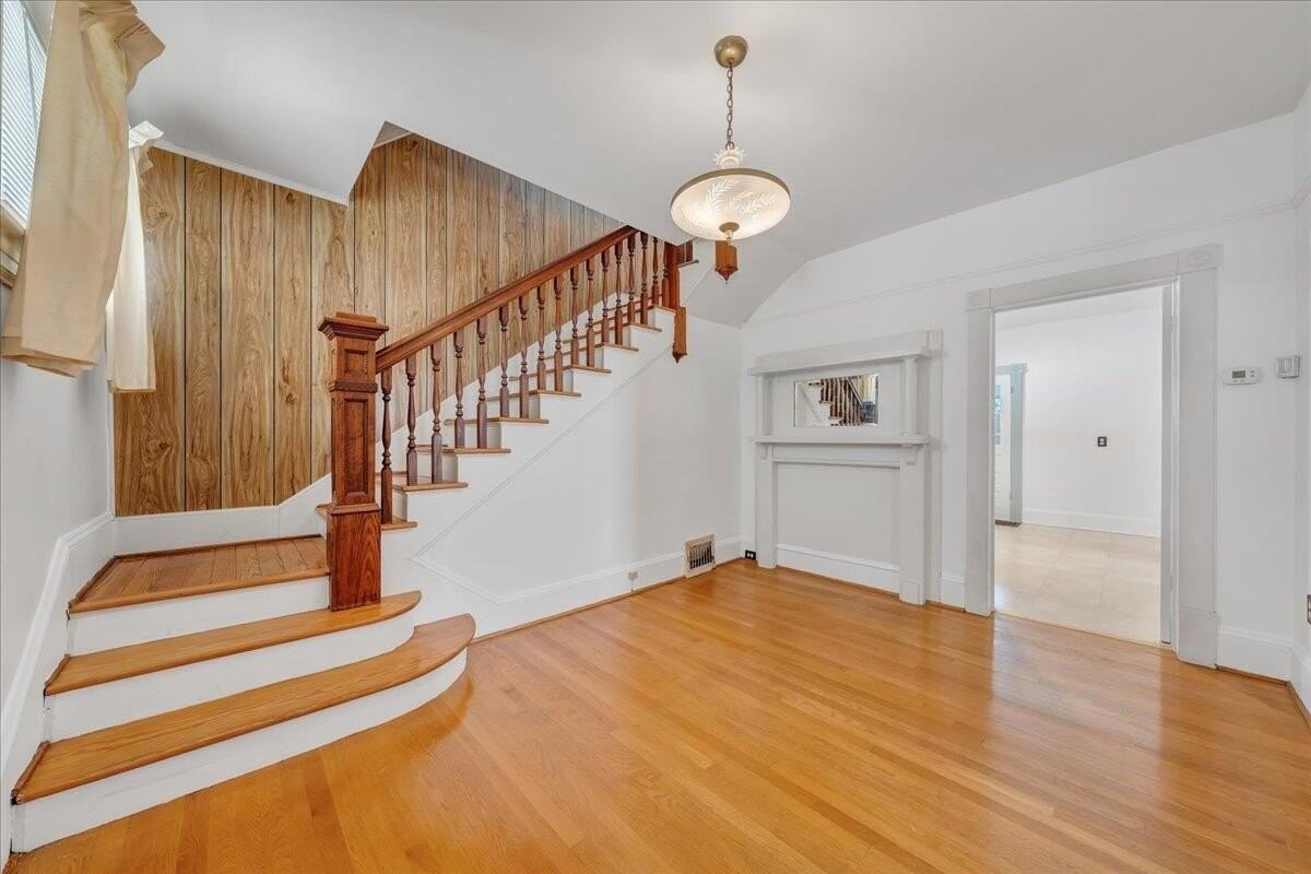 733 Murray Ave Se - Photo 3 of 18
