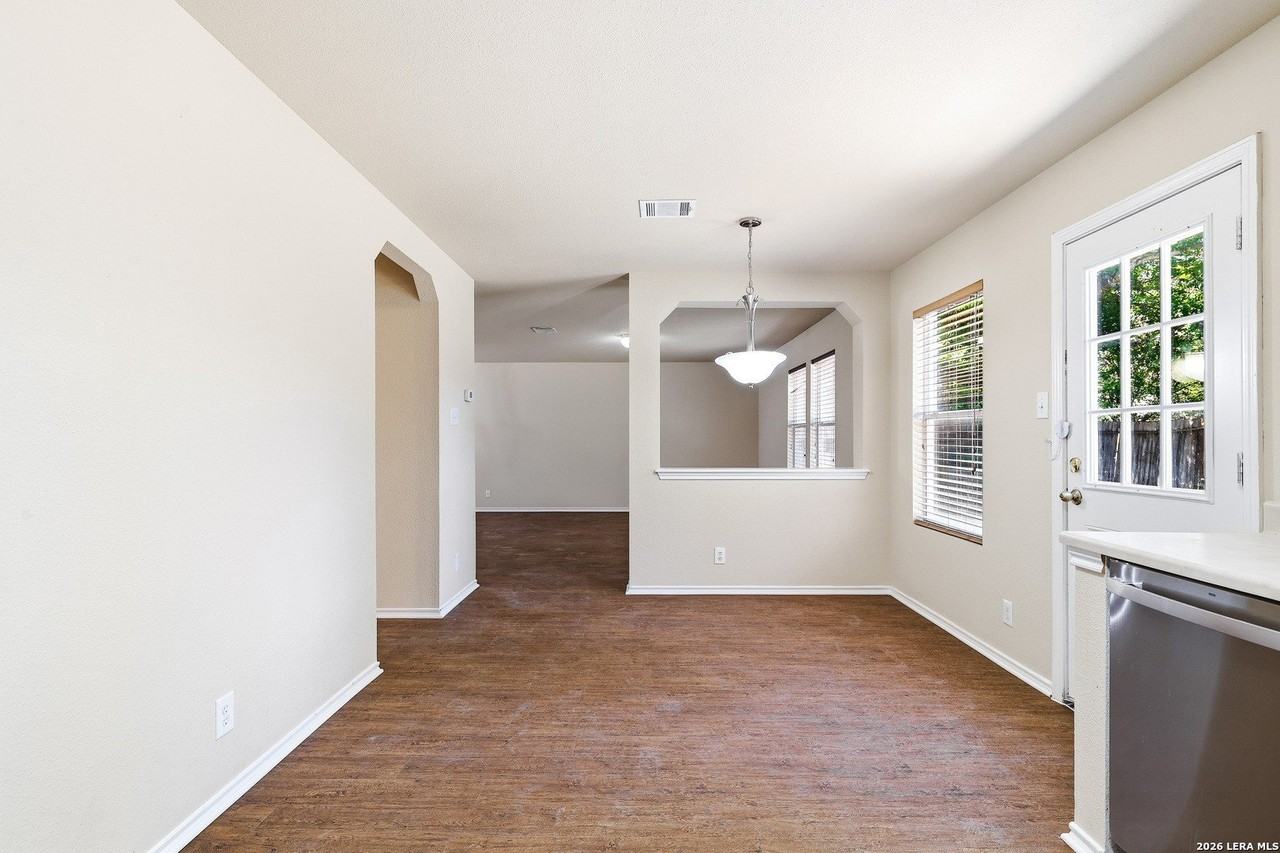 210 Birchwood Bay - Photo 7 of 27