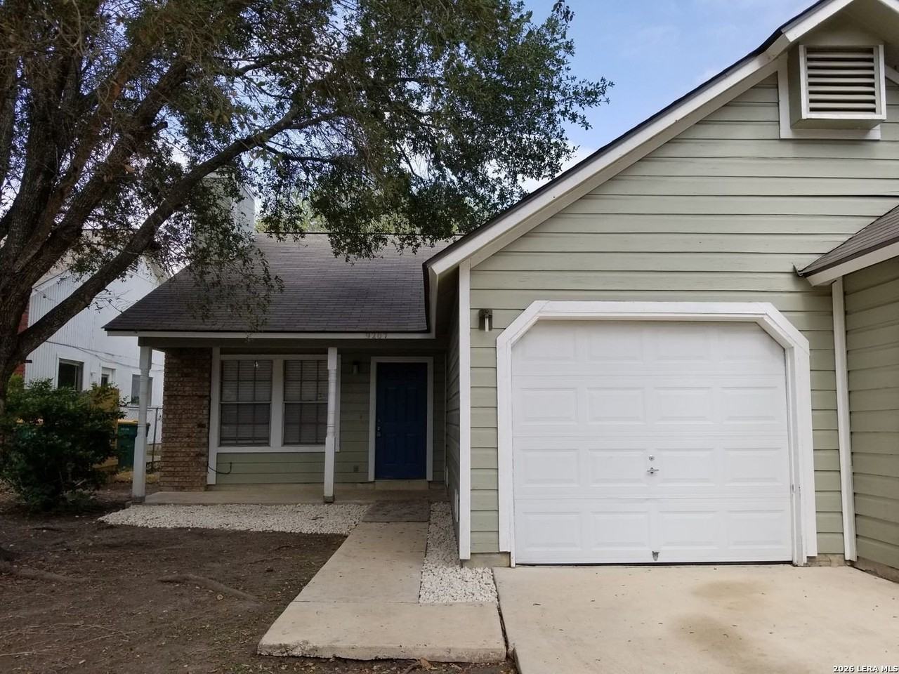 9207 Shadow Crest Dr - Photo 2 of 16