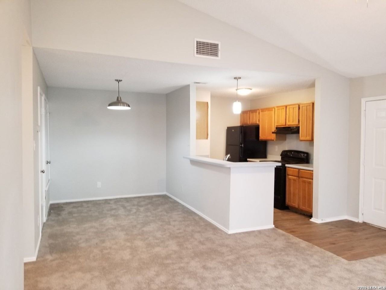 9207 Shadow Crest Dr - Photo 5 of 16