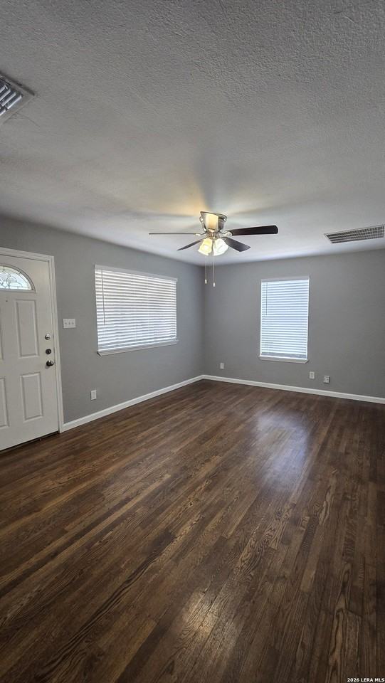 302 W Southcross Blvd - Photo 2 of 11