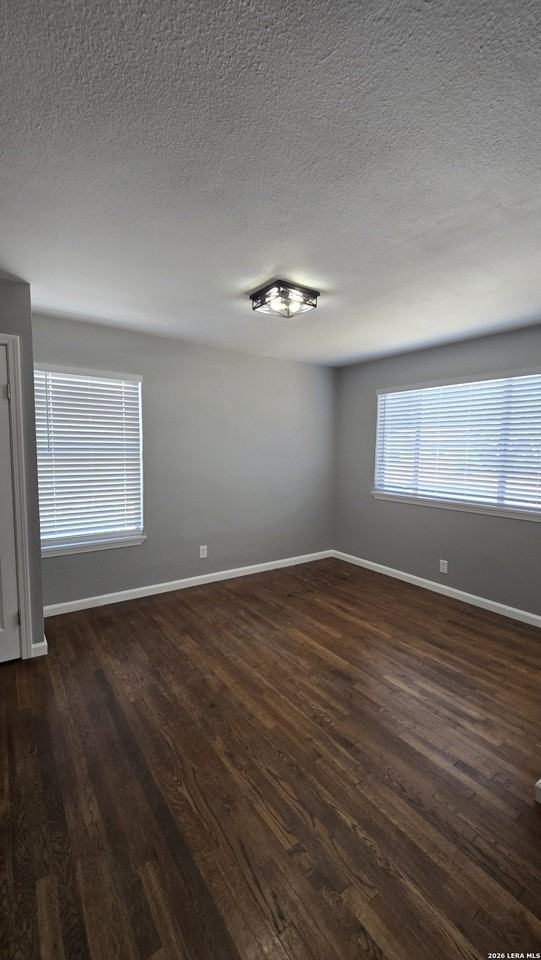 302 W Southcross Blvd - Photo 3 of 11