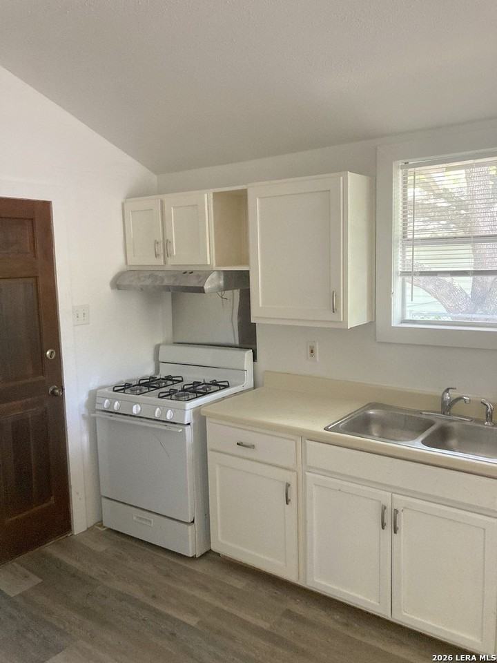 2409 Booker St - Photo 4 of 11
