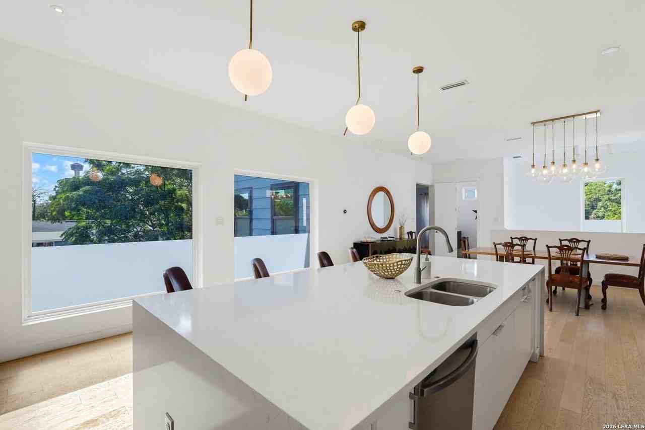 626 Montana St - Photo 4 of 33