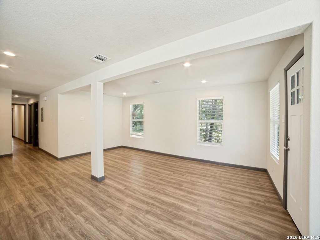 334 Bank St - Photo 6 of 25