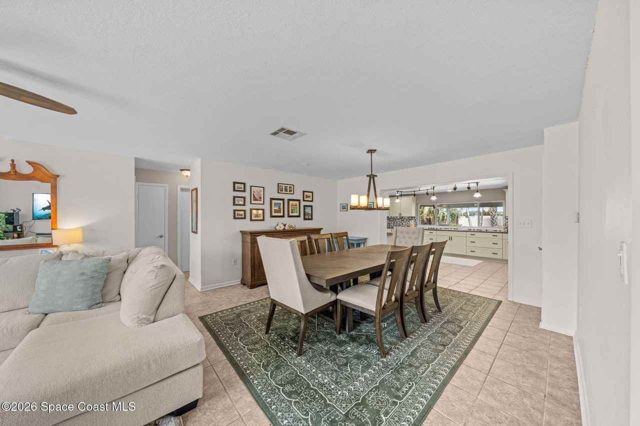 121 Algonquin Ter - Photo 4 of 50