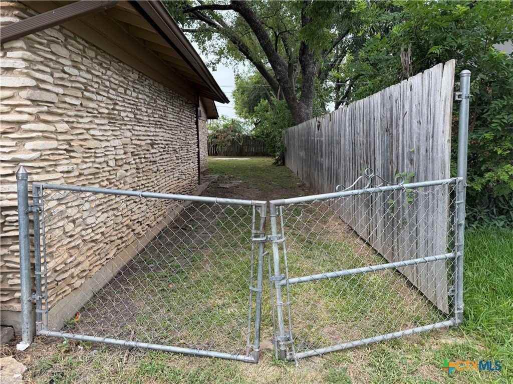 615 Bishop Dr - Photo 2 of 10