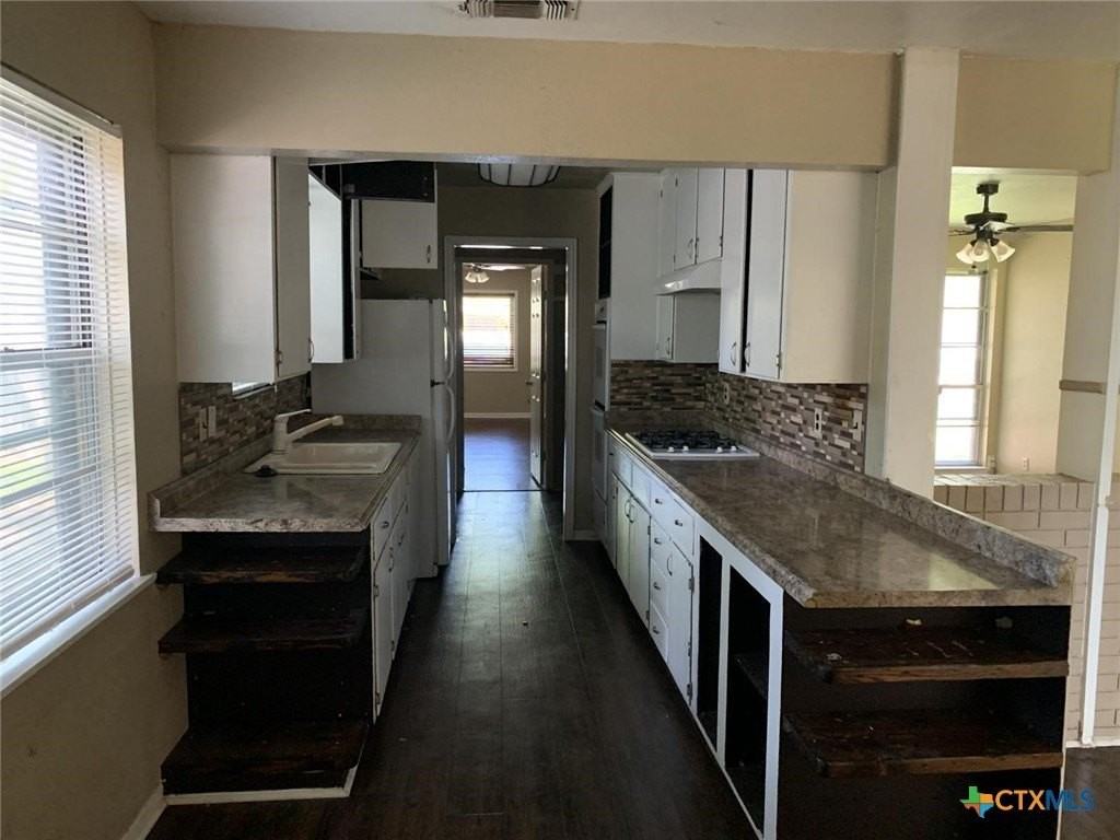 615 Bishop Dr - Photo 6 of 10