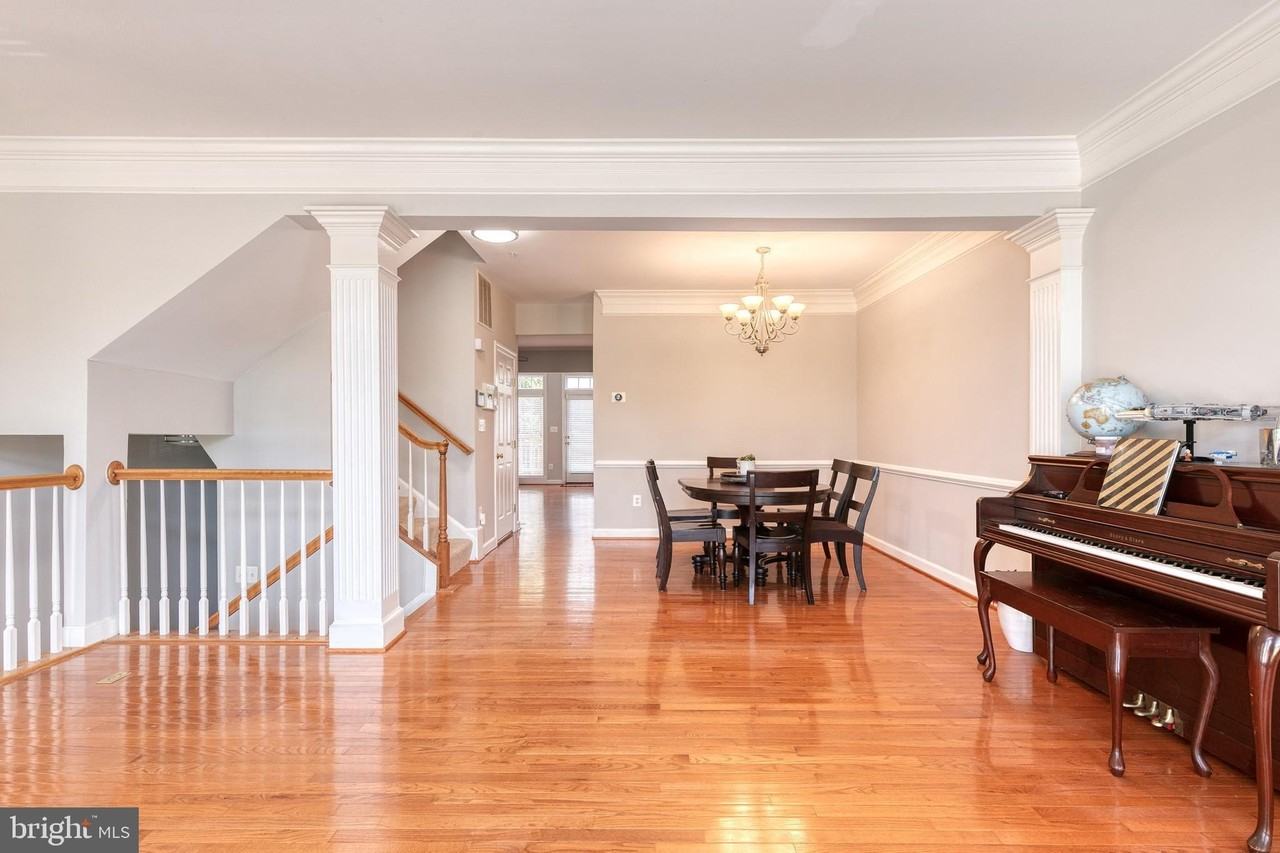 1564 Penzance Way - Photo 3 of 33