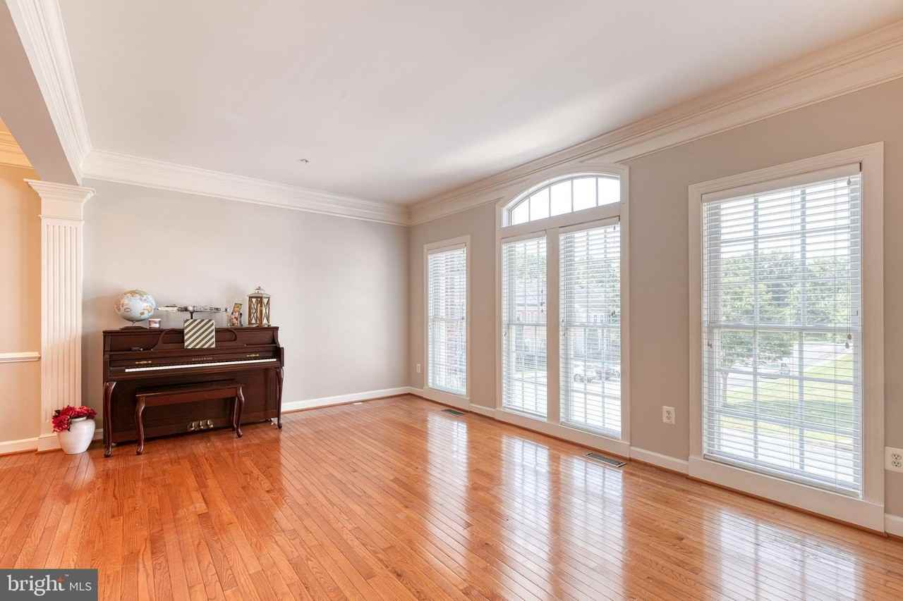 1564 Penzance Way - Photo 5 of 33
