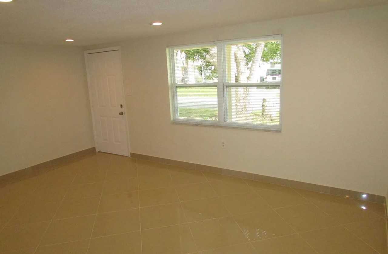 10909 Fillmore Ave - Photo 2 of 11