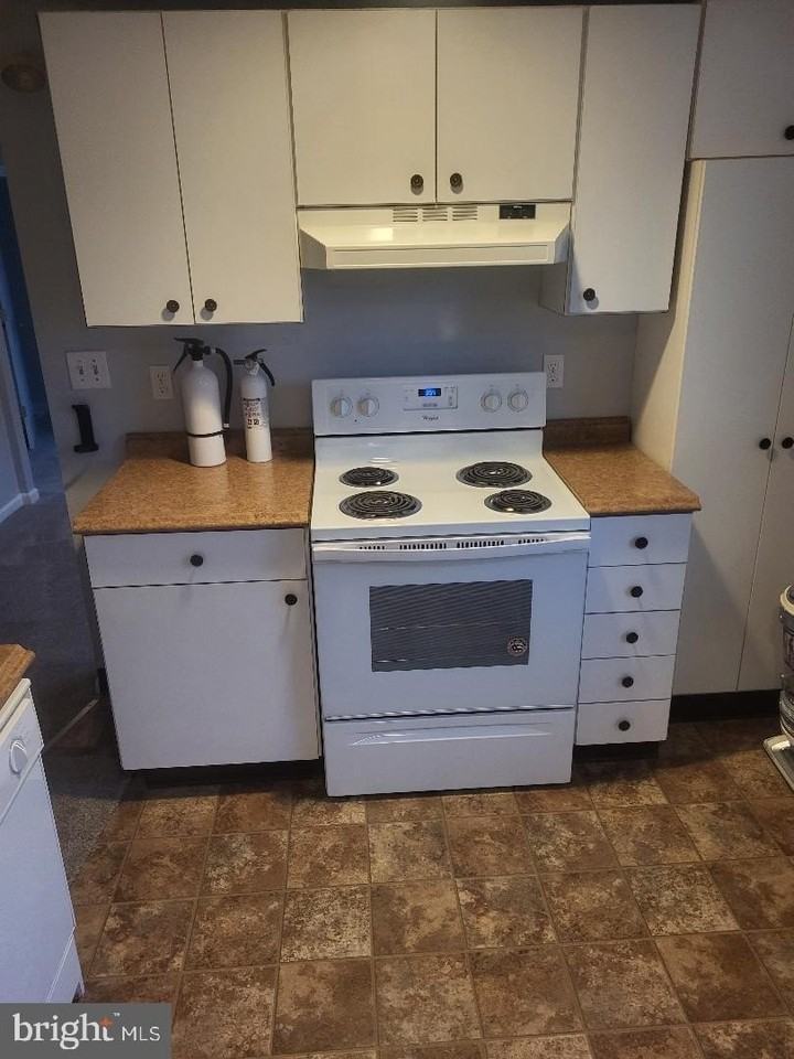 40 Oak Ave - Photo 2 of 10