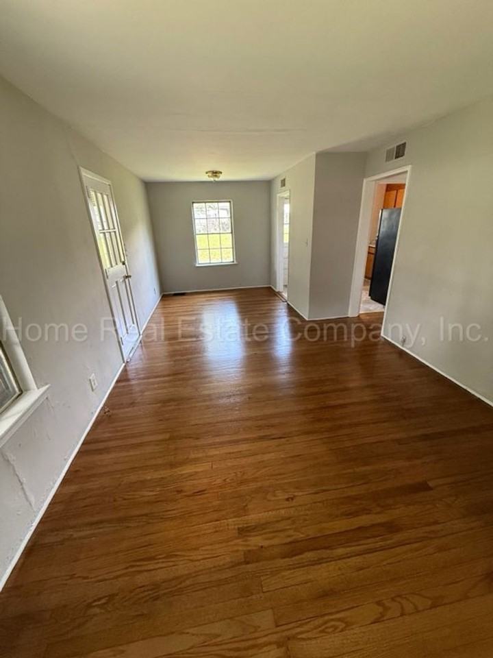 658 Clemson Cir - Photo 2 of 8