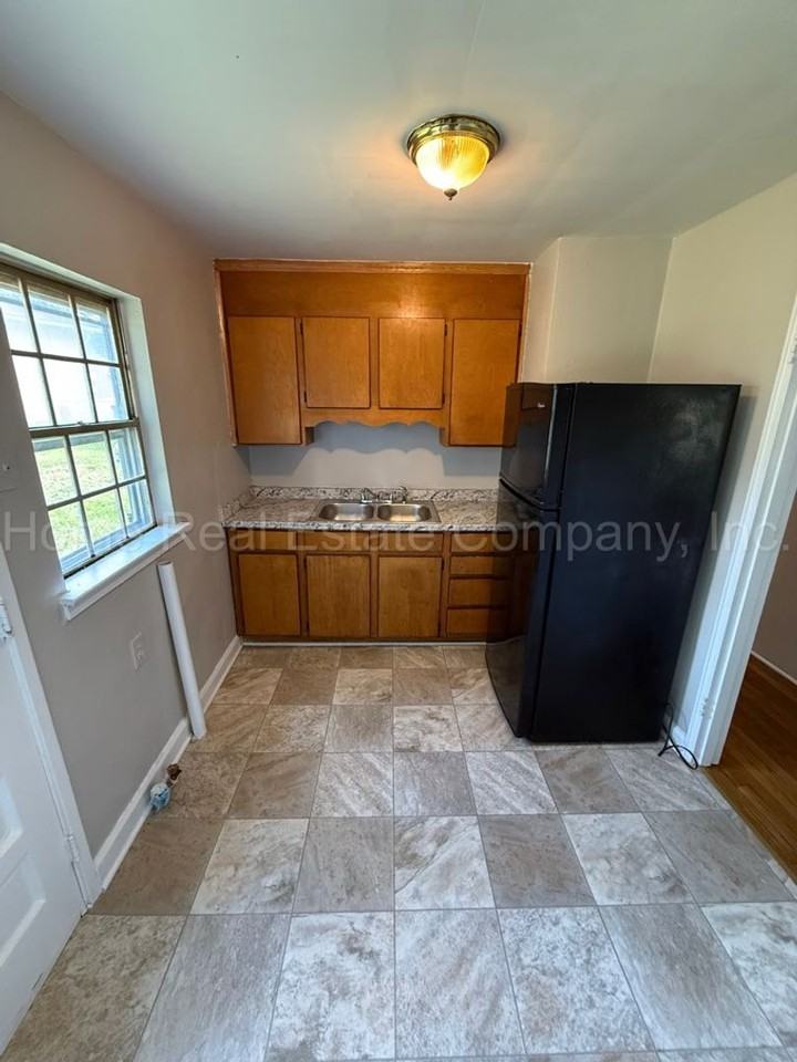 658 Clemson Cir - Photo 3 of 8