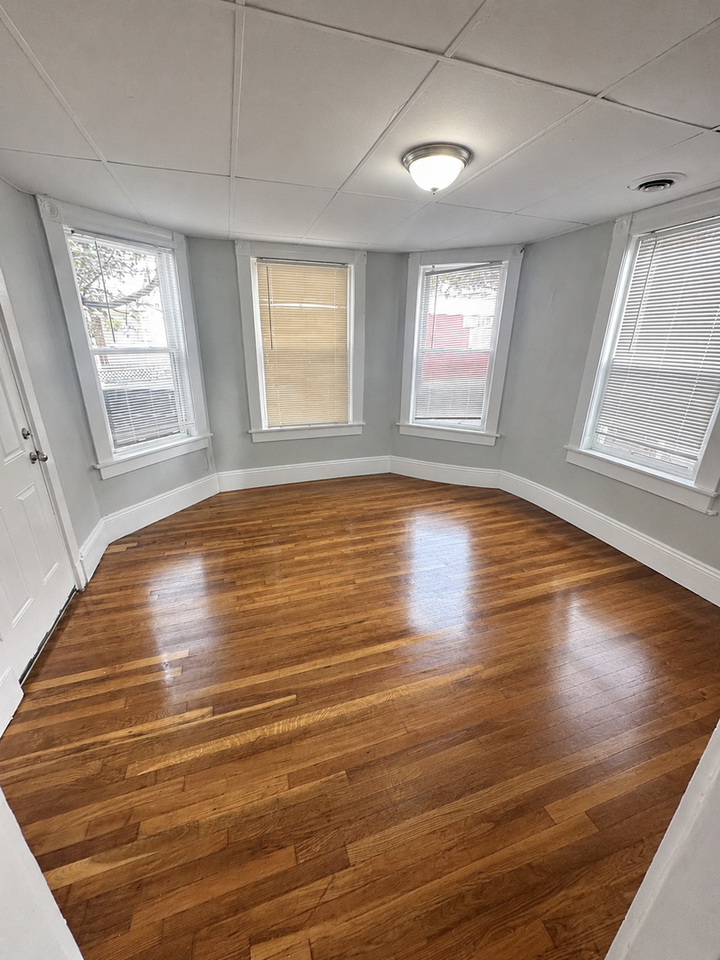 38 Neptune St #1L - Photo 3 of 5
