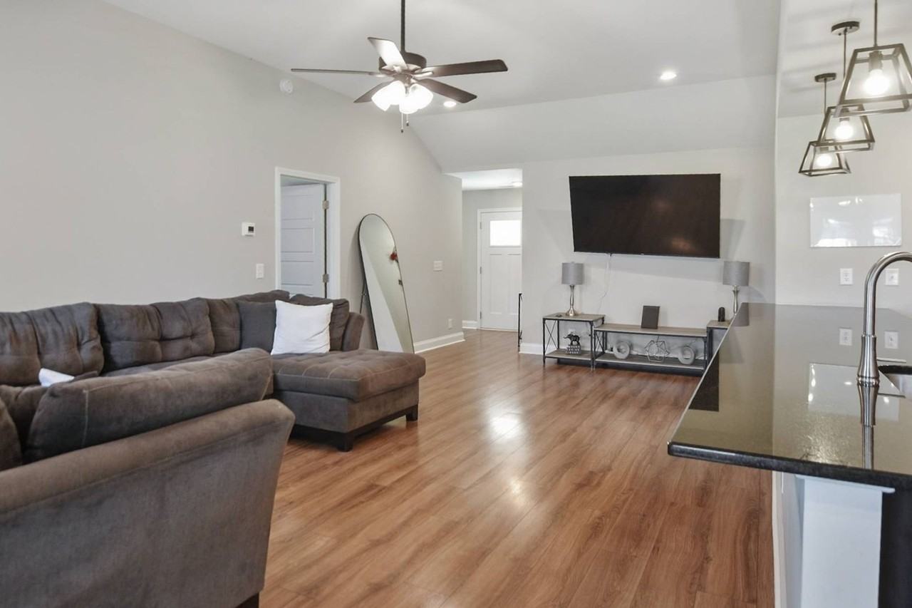 2909 Darrow Rd - Photo 3 of 16