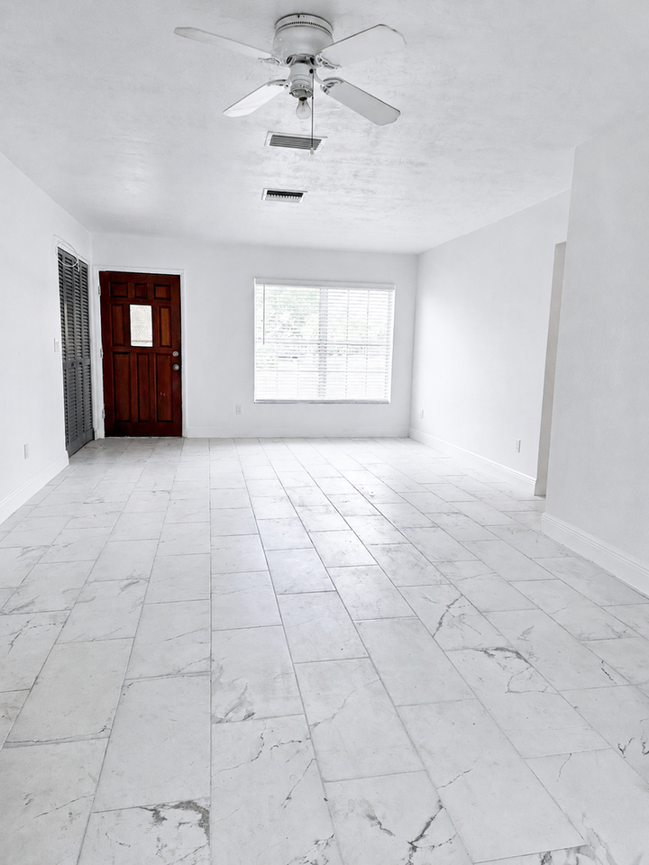 1315 E Hancock Dr - Photo 3 of 17