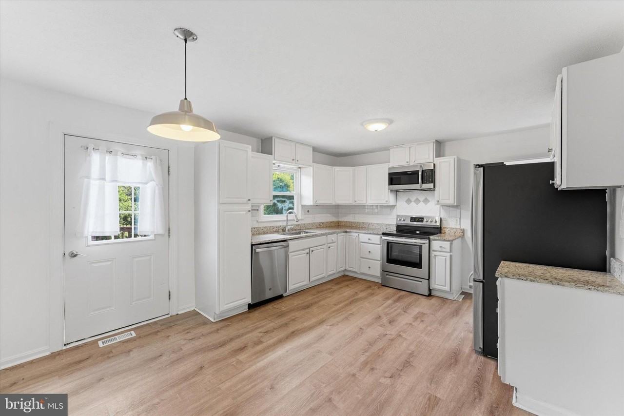 9359 Paradise Rd - Photo 3 of 17