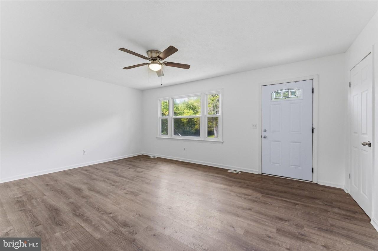 9359 Paradise Rd - Photo 4 of 17