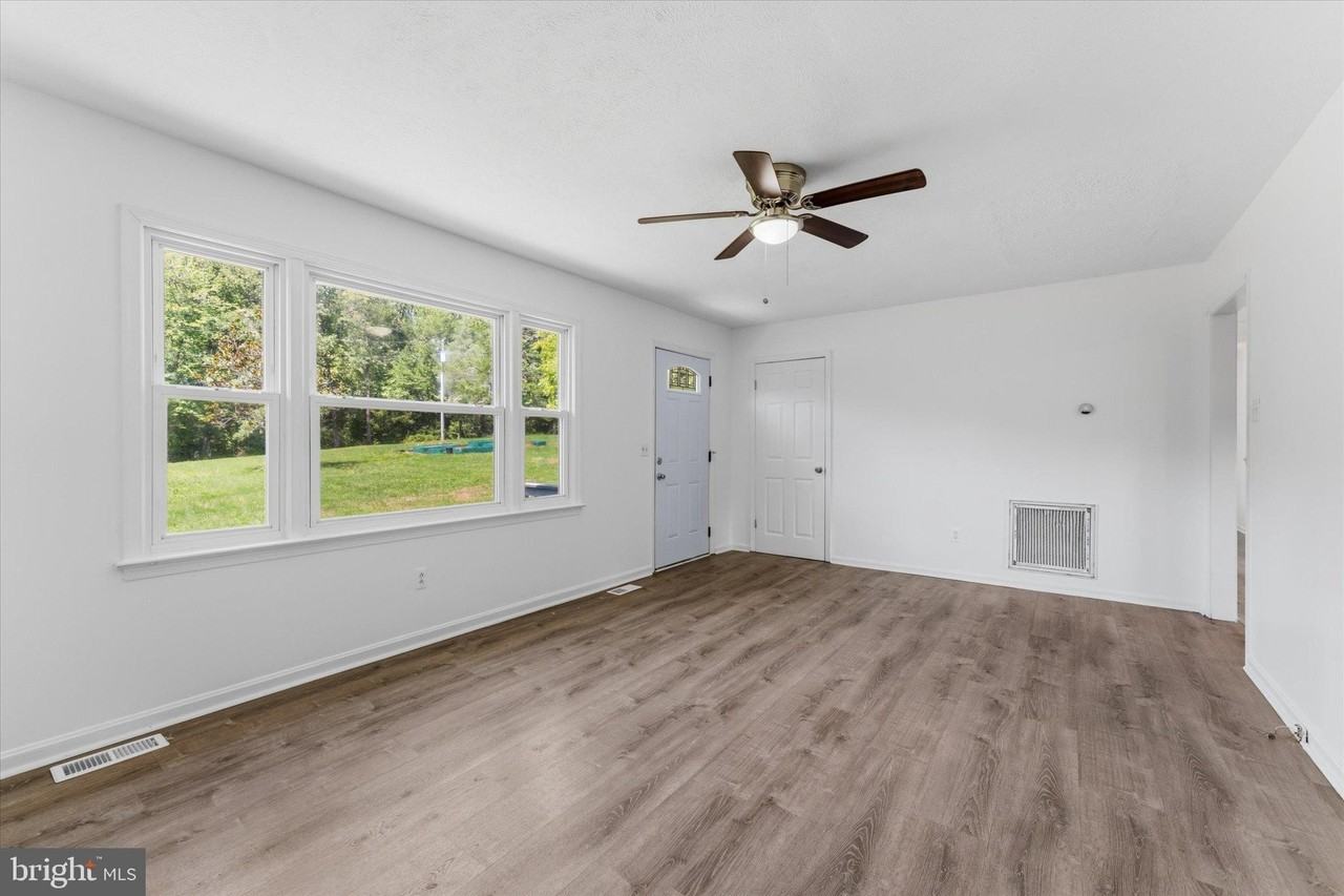 9359 Paradise Rd - Photo 5 of 17