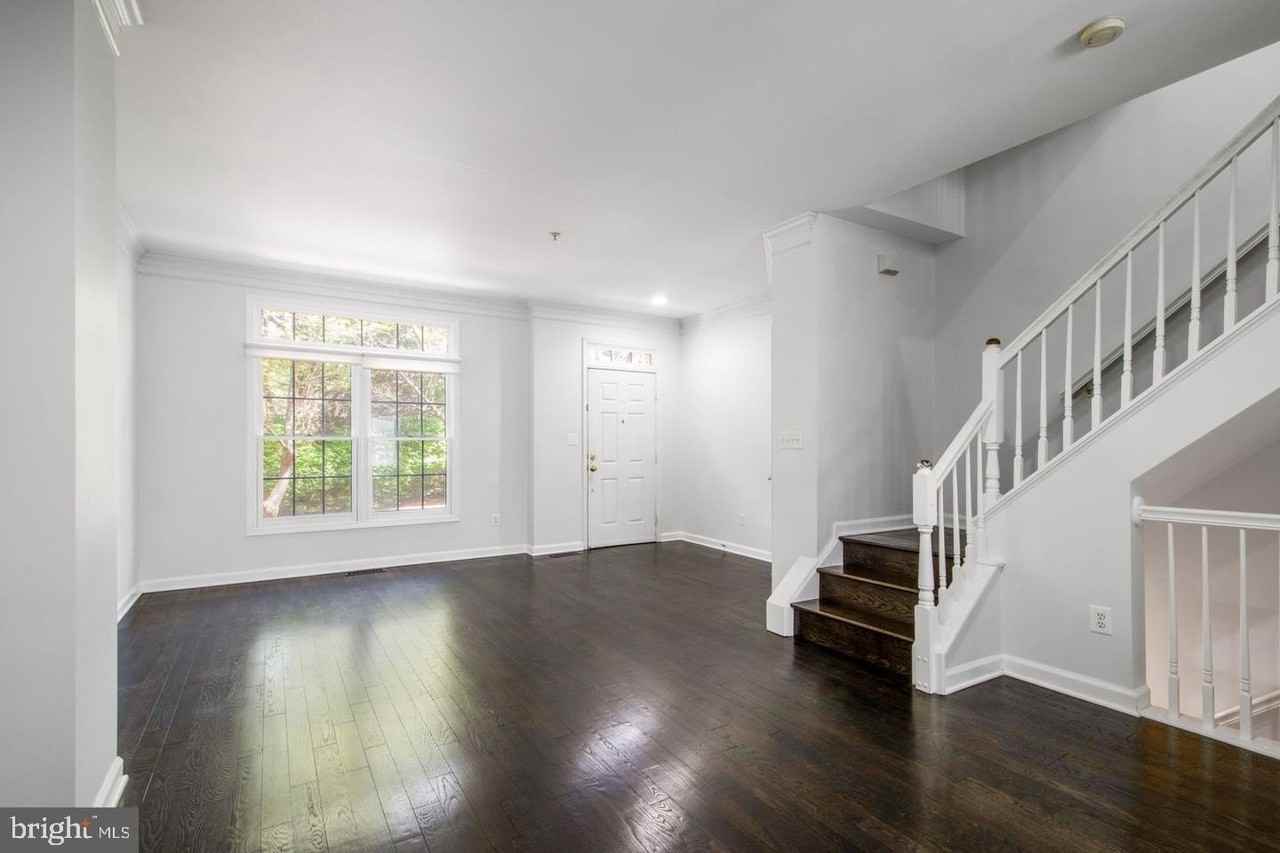 8830 Mansion View Ct - Photo 3 of 30