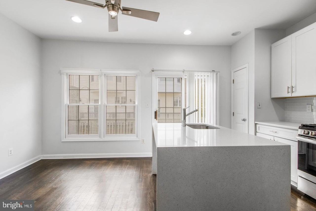 8830 Mansion View Ct - Photo 4 of 30