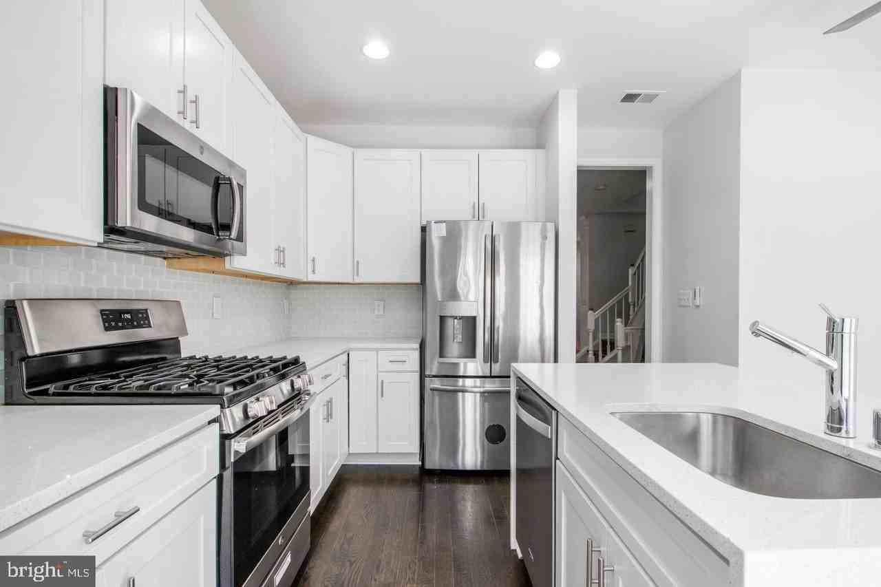 8830 Mansion View Ct - Photo 6 of 30