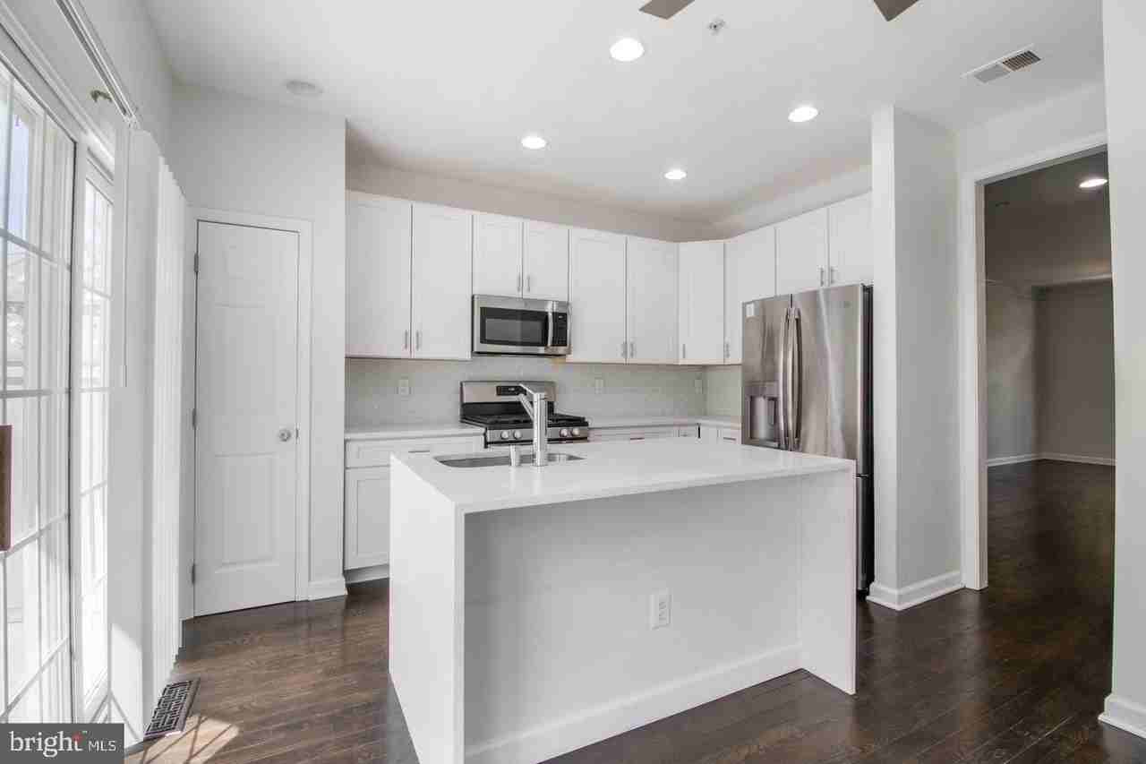 8830 Mansion View Ct - Photo 7 of 30