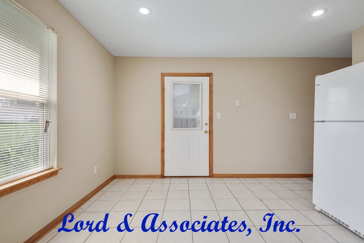 2222 Thomas St - Photo 5 of 14