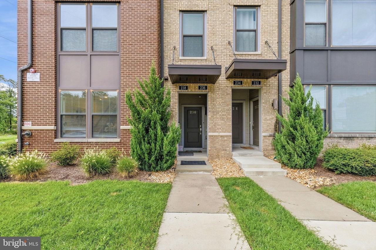 238 Van Buren St - Photo 3 of 44