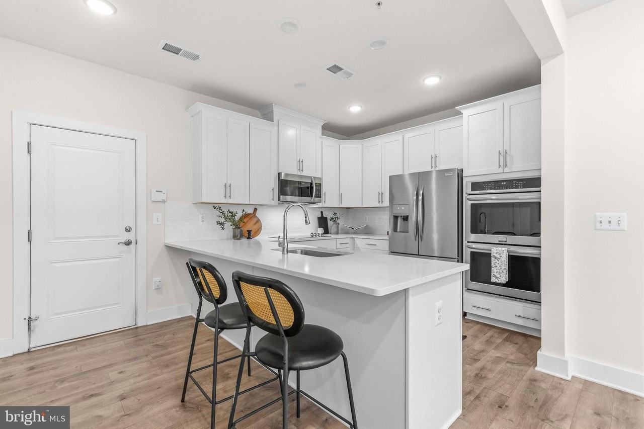 238 Van Buren St - Photo 7 of 44
