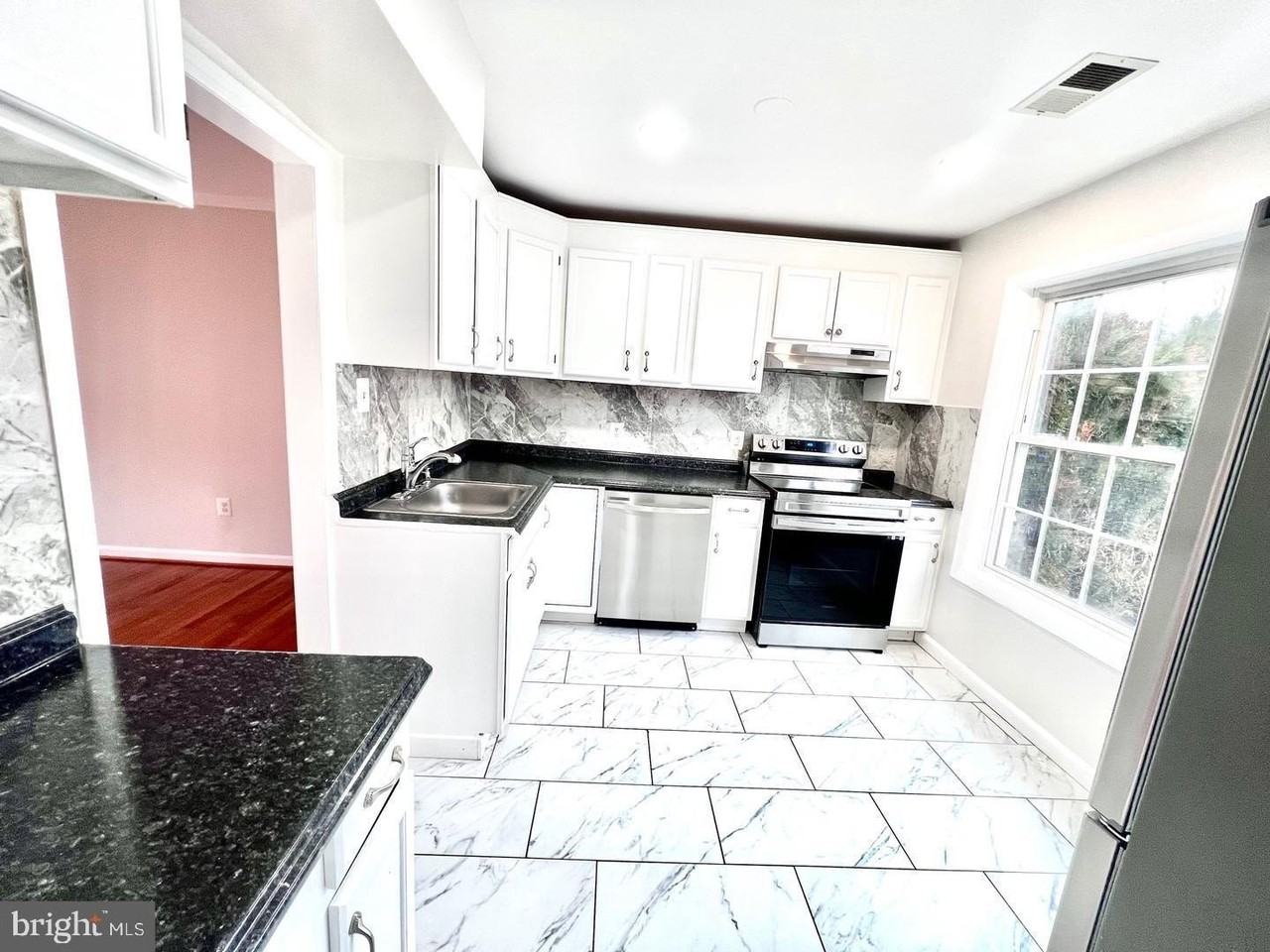 1338 Redbud Ct - Photo 4 of 26