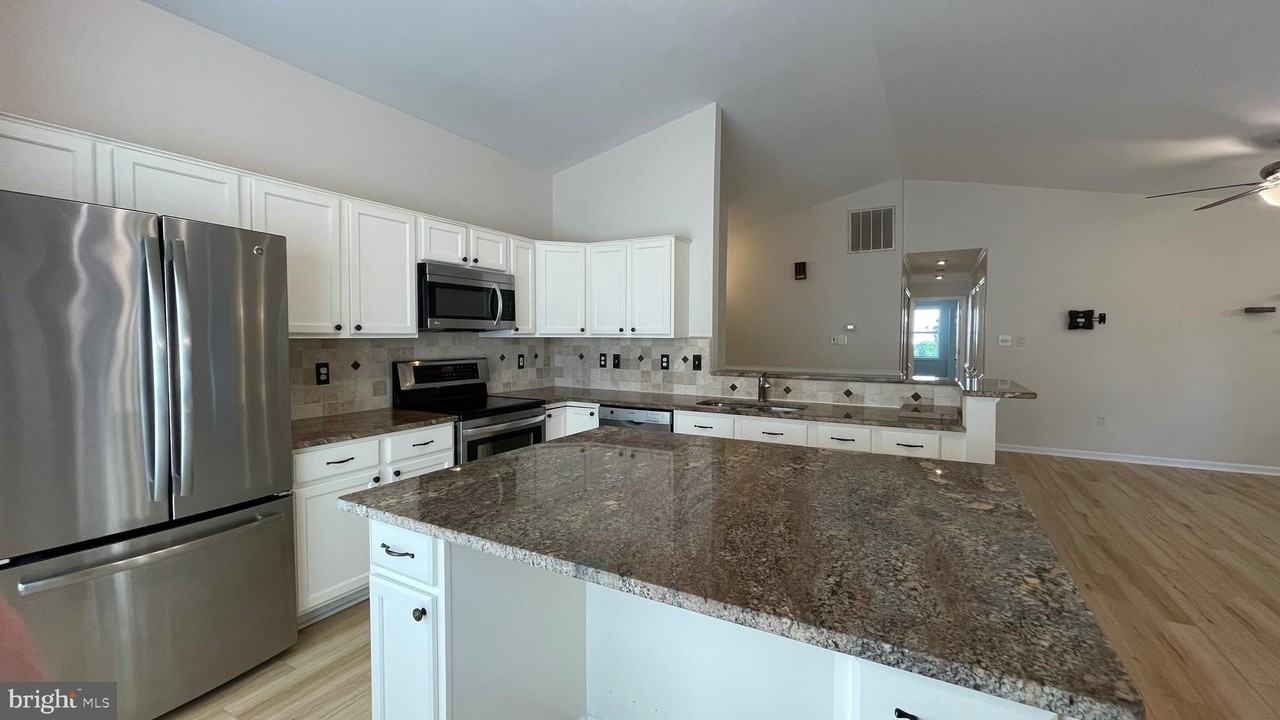 8 Taber Ct - Photo 3 of 19