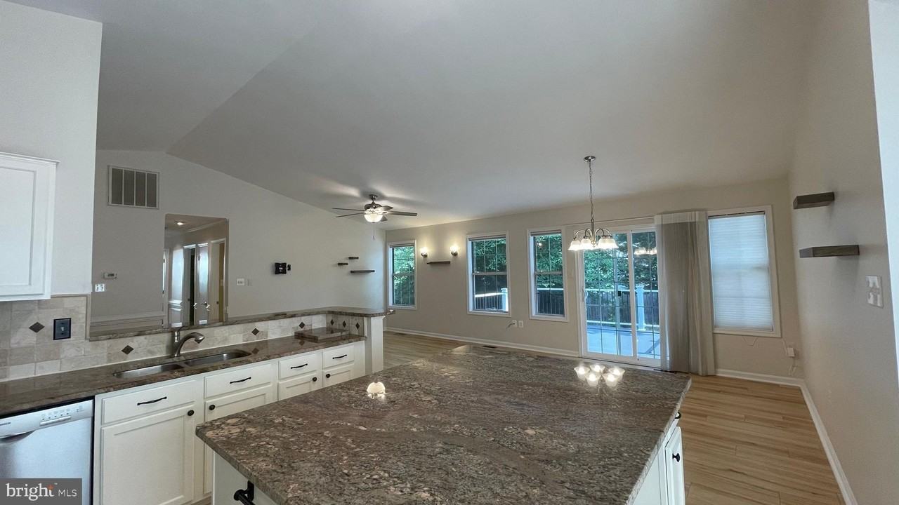 8 Taber Ct - Photo 5 of 19