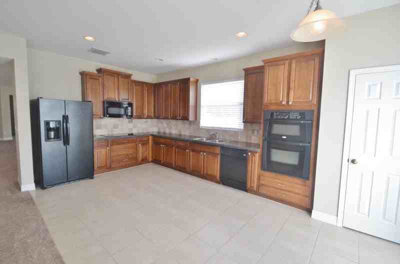 1773 Strathmore Cir - Photo 3 of 10