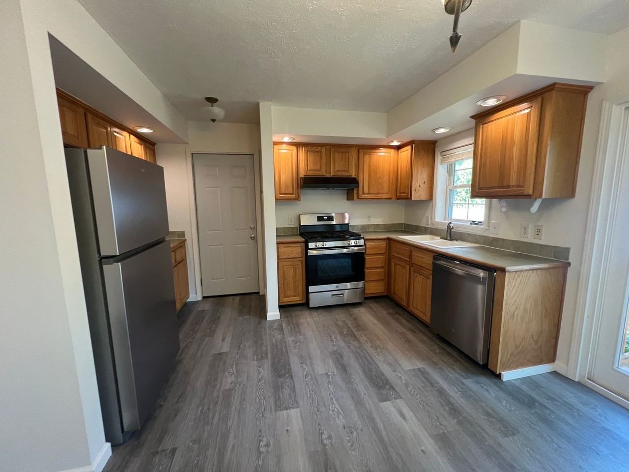 1600 Crescent St - Photo 3 of 11