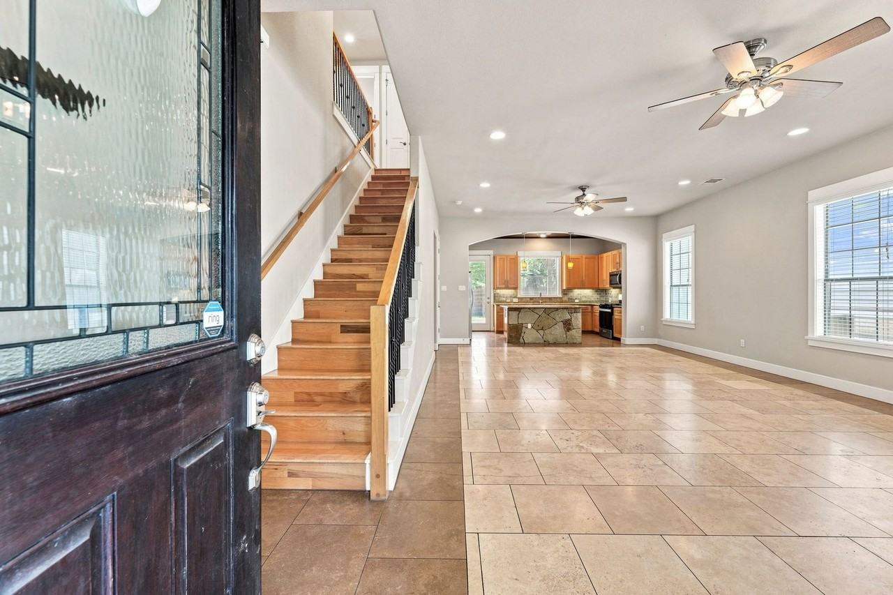 305 Zennia St - Photo 6 of 50