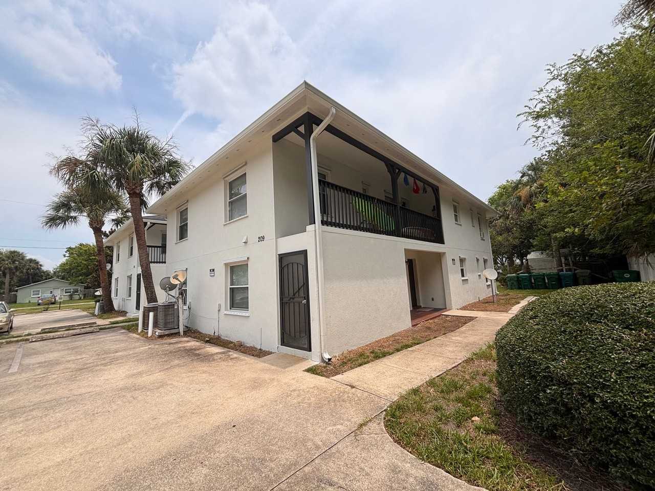 209 7th St S #1