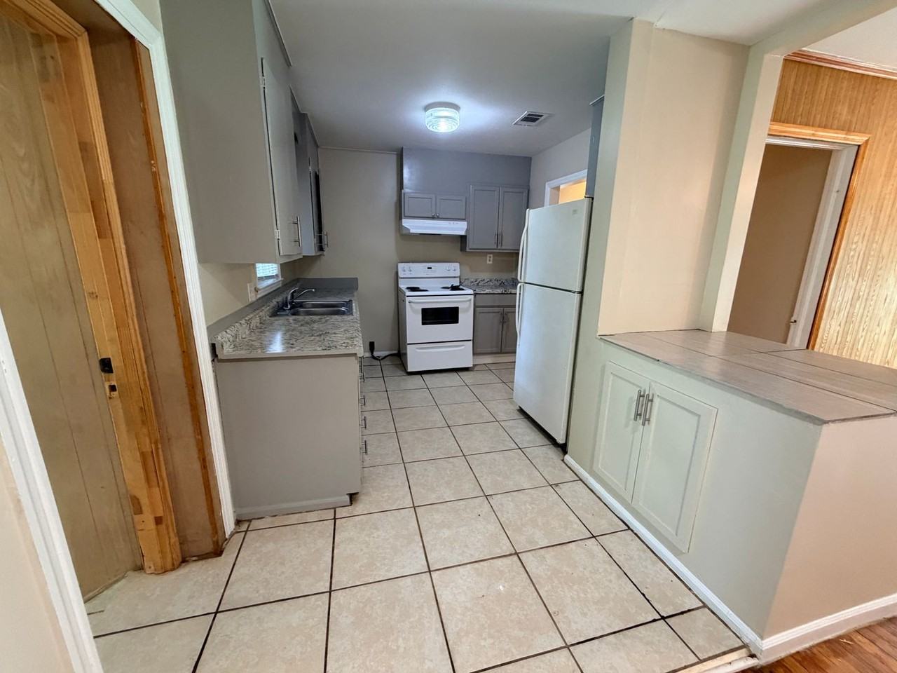 817 Woodlawn Dr - Photo 3 of 13