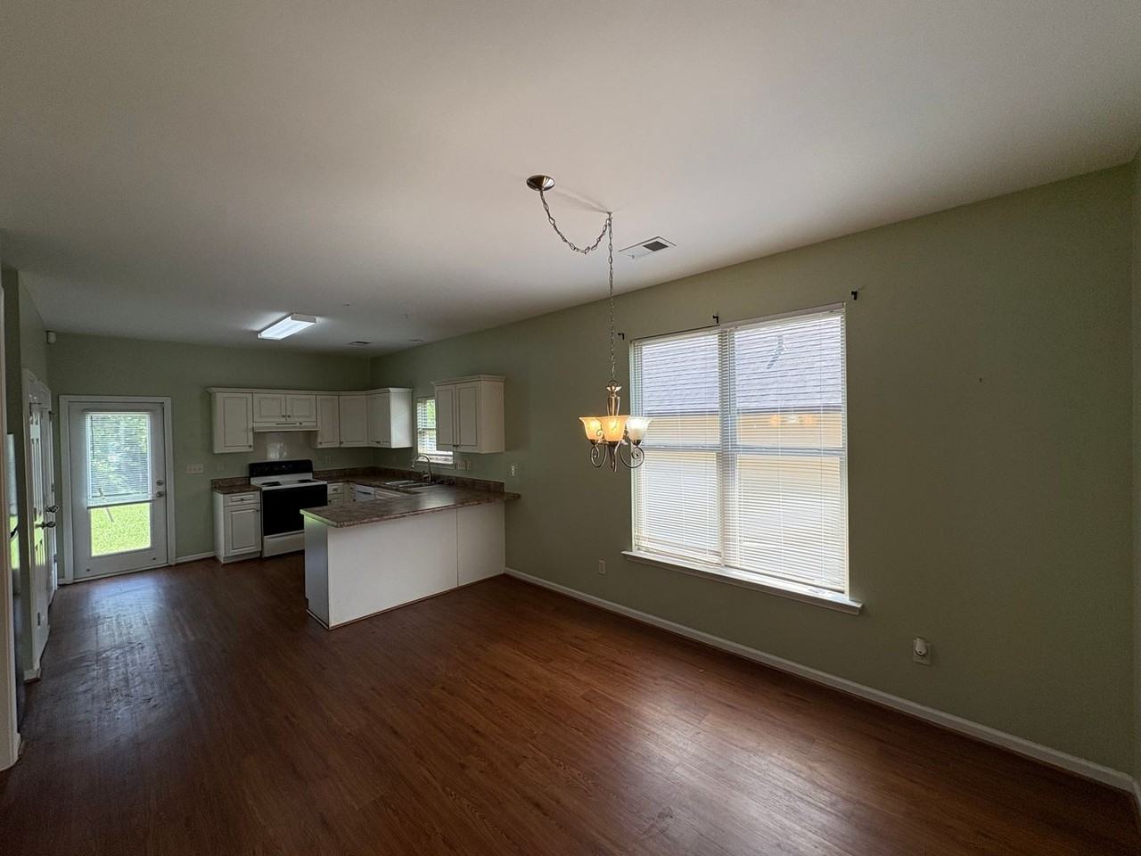 1044 Washington Dr - Photo 4 of 17